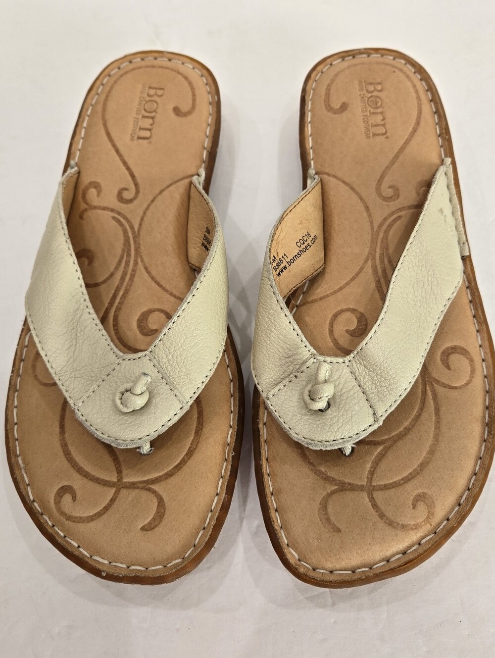 Born Women's Beige/tan Leather Thong Flip Flop Sandals Size 9  Cushioned